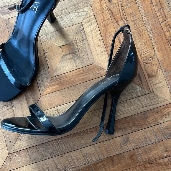 Heels - Picture 2 of 3